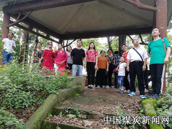 达州经开区斌郎矿山学校工会组织教职工开展登山活动