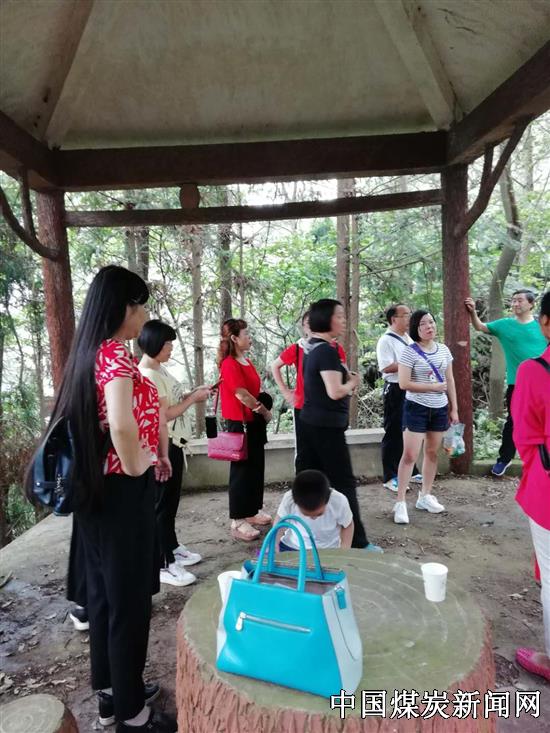 达州经开区斌郎矿山学校工会组织教职工开展登山活动